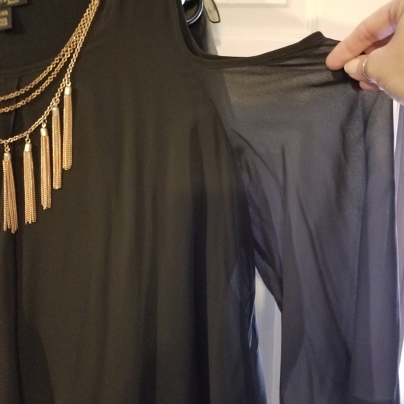 Flowing blouse with necklace - Picture 3 of 6